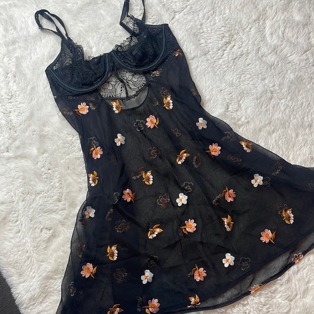Victoria’s Secret Chemise - SIZE: XS